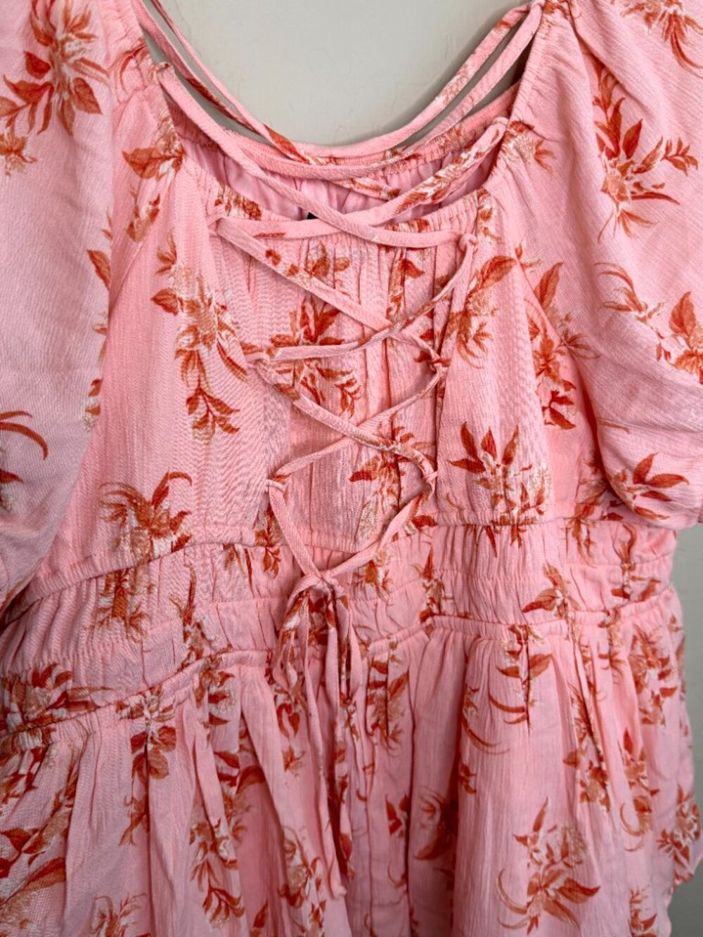 Torrid Crinkle Cris Cross Lace Up Back Floral Peplum Top Blouse 3 3X 22/24 - Picture 6 of 8